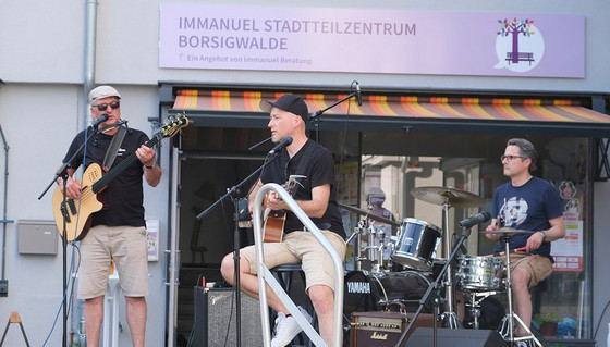 Band draußen auf der Bühne vor der Einrichtung, Fête de la Musique, Veranstaltung, Stadtteilzentrum Borgiswalde