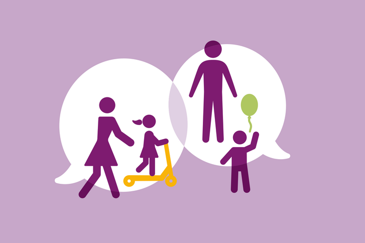 Illustration von zwei Personen und zwei Kindern mit Luftballons, Tretroller und zwei Sprechblasen auf lilafarbenem Hintergrund zum Gruppenangebot für alleinerziehende Eltern aus Lichtenberg "Gemeinsam stark - Alleinerziehende Eltern in Verbindung" in der Immanuel Beratung Rummelsburg in Berlin.