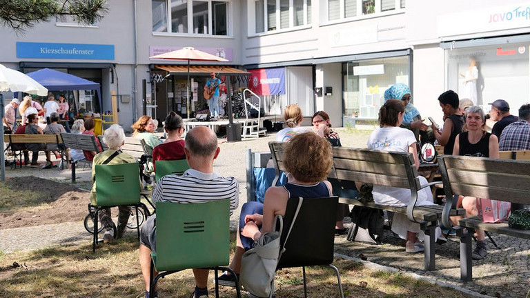 Bühnenansicht und davor Publikum vor der Einrichtung bei der Fête de la Musique, Stadtteilzentrum Borsigwalde