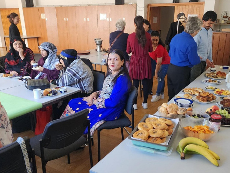 Buffet uns Frauen, die an Tischen sitzen und essen und trinken