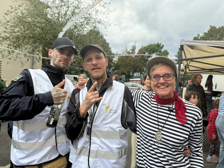 Zwei ehrenamtliche Helfer mit der Leiterin der Wohnungslosen-Tagesstätte der Immanuel Beratung Prenzlauer Berg Simona Barack beim 7. Zelterstraßenfest in Berlin. Zwei ehrenamtliche Helfer mit der Leiterin der Wohnungslosen-Tagesstätte der Immanuel Beratung Prenzlauer Berg Simona Barack beim 7. Zelterstraßenfest in Berlin.