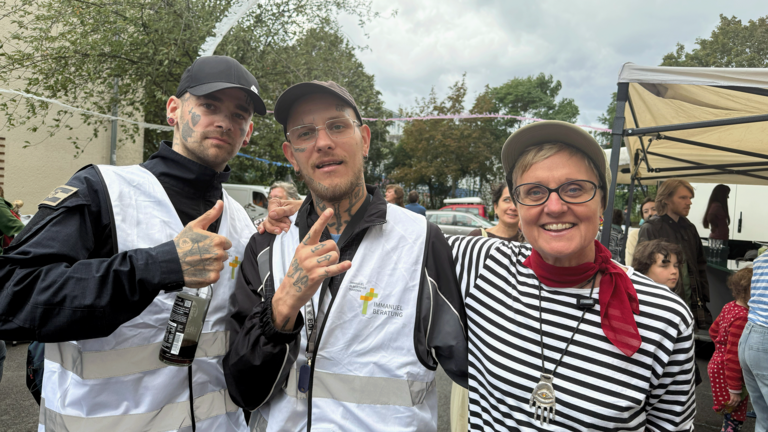 Zwei ehrenamtliche Helfer mit der Leiterin der Wohnungslosen-Tagesstätte der Immanuel Beratung Prenzlauer Berg Simona Barack beim 7. Zelterstraßenfest in Berlin. Zwei ehrenamtliche Helfer mit der Leiterin der Wohnungslosen-Tagesstätte der Immanuel Beratung Prenzlauer Berg Simona Barack beim 7. Zelterstraßenfest in Berlin.
