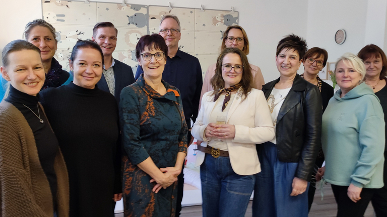 Nicole Peter und Manuela Ladewig vom Netzwerk, 2. Reihe links: Andreas Mende, Geschäftsführer Beratung + Leben; 2. Reihe Mitte: Verena Plocher, daneben Birgit Pilz, Heike Wolf-Brendel - Immanuel Beratung - Nachricht Nicole Peter und Manuela Ladewig vom Netzwerk, 2. Reihe links: Andreas Mende, Geschäftsführer Beratung + Leben; 2. Reihe Mitte: Verena Plocher, daneben Birgit Pilz, Heike Wolf-Brendel - Immanuel Beratung - Nachricht