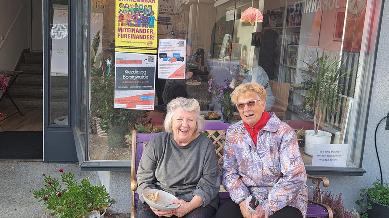 Zwei Damen sitzen auf Bank vor dem Stadtteilzentrum Borsigwalde Zwei Damen sitzen auf Bank vor dem Stadtteilzentrum Borsigwalde