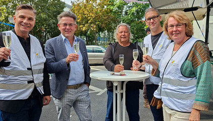 Andreas Mende, Sprecher der Konzerngeschäftsführung der Immanuel Albertinen Diakonie und Vorstandsmitglied im Förderverein, Jürgen Roß, Vorsitzender des Aufsichtsrats der Immanuel Albertinen Diakonie, Siegward Nerger, Mitglied im Förderverein und Kassenprüfer, Dirk Brigmann, Geschäftsführer von Beratung + Leben, und Annette Langner, die Vorsitzende des Vorstands des Fördervereins stoßen mit Sektgläsern an einem Stehtisch auf das 20-jährige Jubiläum des Fördervereins Beratung + Leben e.V. an beim 7. Zelterstraßenfest in Prenzlauer Berg in Berlin. Andreas Mende, Sprecher der Konzerngeschäftsführung der Immanuel Albertinen Diakonie und Vorstandsmitglied im Förderverein, Jürgen Roß, Vorsitzender des Aufsichtsrats der Immanuel Albertinen Diakonie, Siegward Nerger, Mitglied im Förderverein und Kassenprüfer, Dirk Brigmann, Geschäftsführer von Beratung + Leben, und Annette Langner, die Vorsitzende des Vorstands des Fördervereins stoßen mit Sektgläsern an einem Stehtisch auf das 20-jährige Jubiläum des Fördervereins Beratung + Leben e.V. an beim 7. Zelterstraßenfest in Prenzlauer Berg in Berlin.