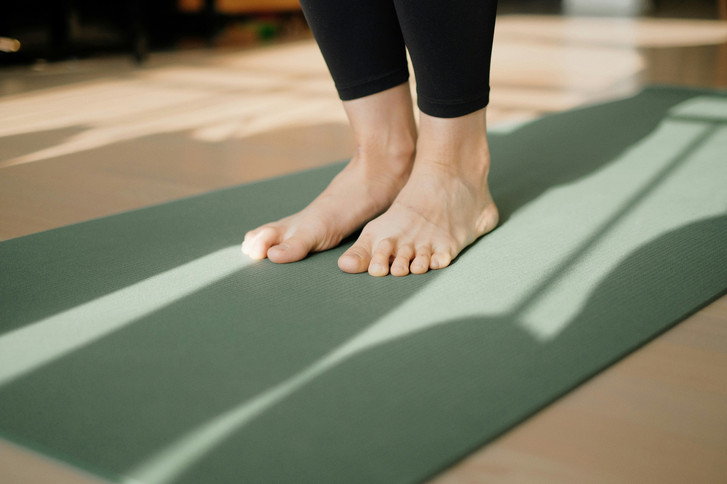Füße auf einer Pilatesmatte