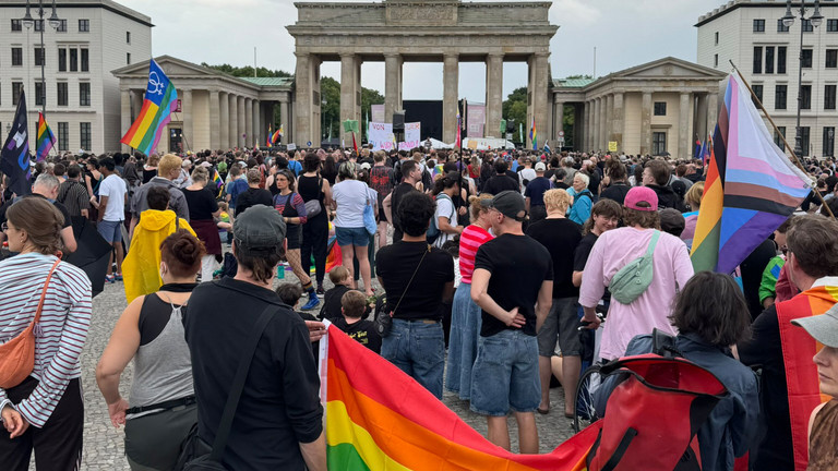 Acht bis zehntausend Menschen versammeln sich am 26. Juli 2026 auf dem Pariser Platz am Brandenburger Tor zu einer Gedenkfeier.