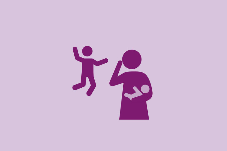 Grafik Person mit Baby im Arm fasst sich an den Kopf und spielendes Kind