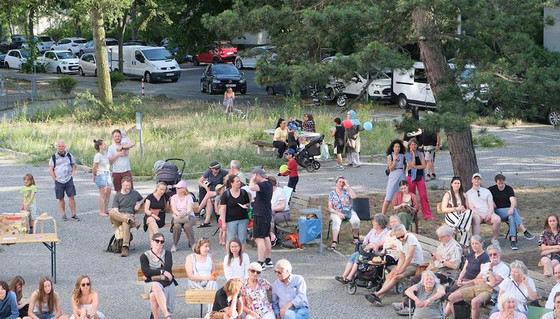 Publikum draußen vor der Einrichtung, Fête de la Musique, Veranstaltung, Stadtteilzentrum Borgiswalde