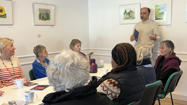 Mehmet Ali Burak bei seinem Vortrag vor Teilnehmenden des Begegnungscafes