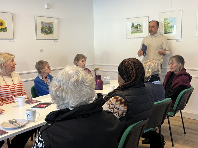 Mehmet Ali Burak bei seinem Vortrag vor Teilnehmenden des Begegnungscafes