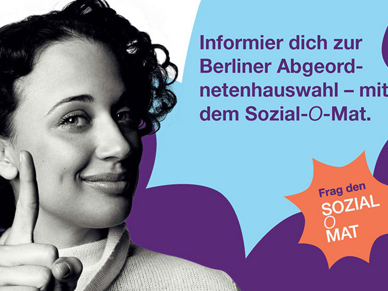 Teaserplakat zum Sozial-O-Mat des Diakonischen Werks Berlin-Brandenburg-schlesische Oberlausitz, eine Frau hebt vor lilanem Hintergrund den Finger und weist auf das Angebot zur Berliner Abgeordnetenhauswahl hin