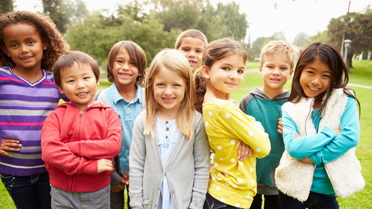 Kinder stehen nebeneinander auf einer Wiese im Park und blicken in die Kamera  - Stadtteilzentrum Schöneberg - Programmierkurs für Kinder