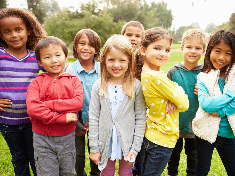 Kinder stehen nebeneinander auf einer Wiese im Park und blicken in die Kamera  - Stadtteilzentrum Schöneberg - Programmierkurs für Kinder