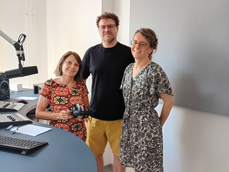 Julia Nogli, Christian Klähn und Cathleen Bornowski stehen nebeneinander im Studio von Radio Paradiso