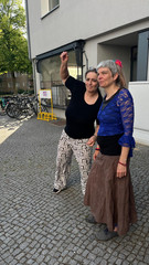 Zwei Teilnehmerinnen blicken auf den Platz beim Musikfestival Fête de la Musique vor dem Immanuel Stadtteilzentrum Borsigwalde in Berlin-Reinickendorf.