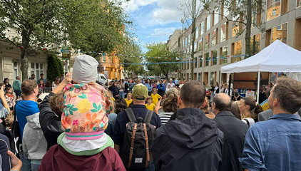 Zahlreiche große und kleine Menschen in der Straße beim 7. Zelterstraßenfest mit der Immanuel Beratung Prenzlauer Berg in Berlin. Zahlreiche große und kleine Menschen in der Straße beim 7. Zelterstraßenfest mit der Immanuel Beratung Prenzlauer Berg in Berlin.