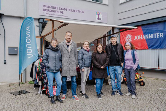 Gruppenbild vor einem Stand vor dem Immanuel Stadtteilzentrum Borsigwalde Gruppenbild vor einem Stand vor dem Immanuel Stadtteilzentrum Borsigwalde