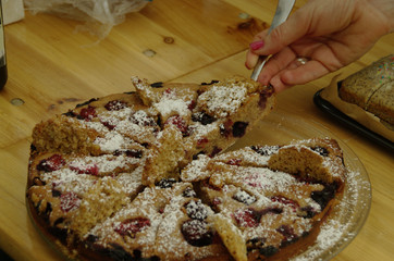 Ein angeschnittener Kirschkuchen mit Puderzucker beim Musikfestival Fête de la Musique im Immanuel Stadtteilzentrum Borsigwalde in Berlin-Reinickendorf.