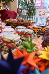 Verkaufsstand mit selbstgebastelten Sternen und hausgemachten Marmeladen