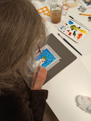 Gemeinsam mit der Künstlerin Heidi Cassube gestalteten Besucher Postkarten in Aquarelltechnik