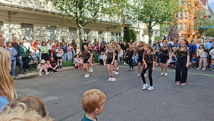 Nachmittagsprogramm unter anderem mit zwei Auftritten der Dance4Kids beim 7. Zelterstraßenfest mit der Immanuel Beratung Prenzlauer Berg in Berlin. Nachmittagsprogramm unter anderem mit zwei Auftritten der Dance4Kids beim 7. Zelterstraßenfest mit der Immanuel Beratung Prenzlauer Berg in Berlin.