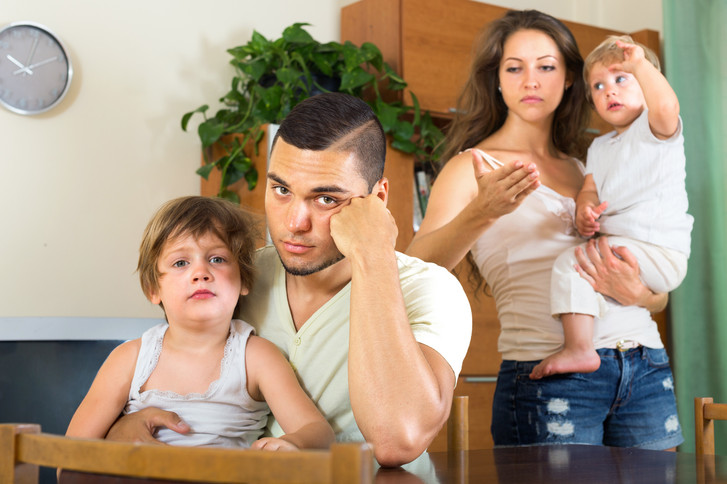 Überforderte Familie mit Kindern streitet sich im Alltag, Immanuel Beratung, Berlin Fennpfuhl, Familienberatung
