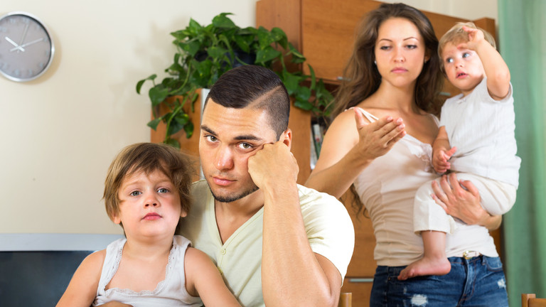 Überforderte Familie mit Kindern streitet sich im Alltag, Immanuel Beratung, Berlin Fennpfuhl, Familienberatung