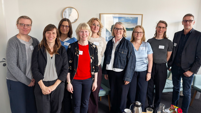 Gruppenfoto mit Beraterinnen, Diakonie und Bundesfamilienministerium in der Immanuel Beratung Reginhardstraße Gruppenfoto mit Beraterinnen, Diakonie und Bundesfamilienministerium in der Immanuel Beratung Reginhardstraße