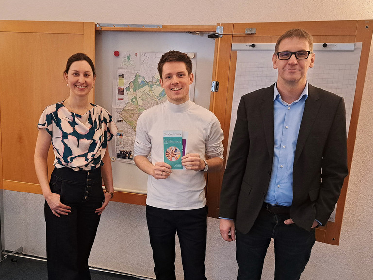 Einrichtungsleiterin Anna-Katharina Bretsch, Louis Krüger, MdA, Bündnis 90/Die Grünen, und Dirk Brigmann, Geschäftsführer der Trägergesellschaft Beratung + Leben