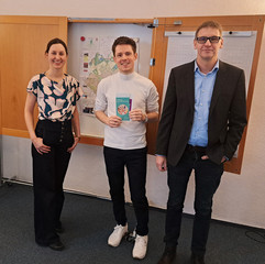 Einrichtungsleiterin Anna-Katharina Bretsch, Louis Krüger, MdA, Bündnis 90/Die Grünen, und Dirk Brigmann, Geschäftsführer der Trägergesellschaft Beratung + Leben