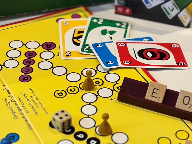Gesellschaftsspiele mit Spielbrett, Spielfiguren, Würfeln, Karten und Buchstabensteinen zur Veranstaltungsreihe „Spielenachmittag“ im Stadtteilzentrum Schöneberg