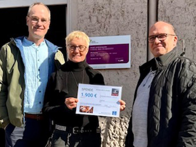 Foto (v.l.): Gerrit Junge, Leiter Kirchenmusik der Neuapostol.Kirche Nord- und Ostdeutschland, Simona Barack, Einrichtungsleiterin der Immanuel Beratung Prenzlauer Berg, Thomas Härm, stv. Leiter IT / Digitalisierung Hauptverwaltung der Neuapostol. Kirche