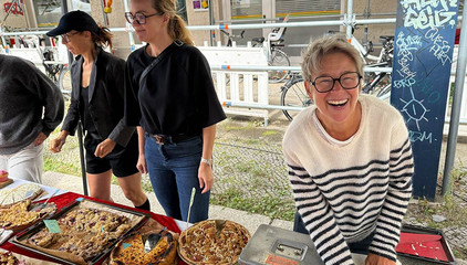 Eine lachende Frau an einem Stand mit Kuchen und Stullen beim 7. Zelterstraßenfest mit der Immanuel Beratung Prenzlauer Berg in Berlin. Eine lachende Frau an einem Stand mit Kuchen und Stullen beim 7. Zelterstraßenfest mit der Immanuel Beratung Prenzlauer Berg in Berlin.