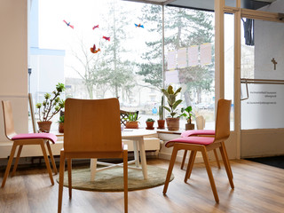 Blick in den Eingangsraum des Stadtteilzentrums mit Tisch und Stühlen