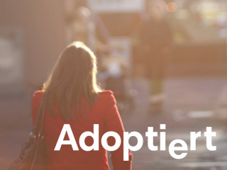 Adoptionsdienst Berlin | Selbsthilfegruppe für adoptierte Erwachsene | Rückenansicht einer Frau mit dem Schriftzug adoptiert